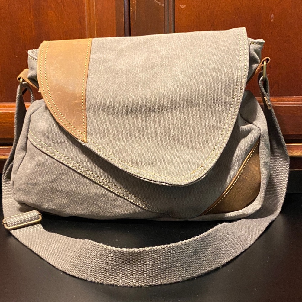 CargoIT Gray and Tan Crossbody Bag